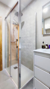 mampara de ducha con perfil de aluminio y puerta corredera