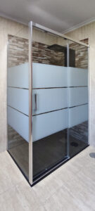 mampara con puerta corredera y perfilería en aluminio