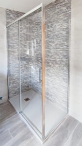 mampara de cristal con puerta corredera