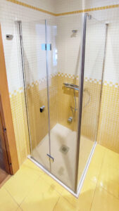 mampara de vidrio con puerta plegable