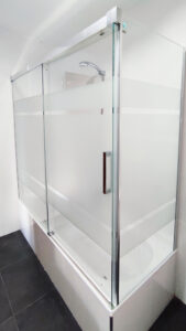 mampara en bañera con puerta corredera