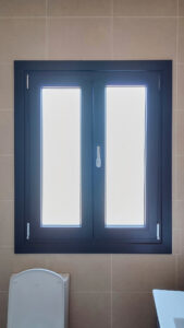 ventana gris de pvc oscilobatiente