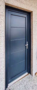 puerta de entrada gris en pvc