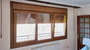 ventana de pvc de tres paneles efecto madera