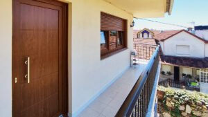fachada con puerta y ventada de pvc efecto madera