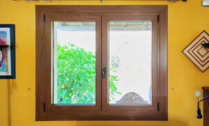 ventana oscilovatiente en pvc imitación madera