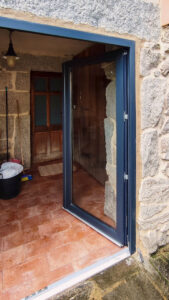 puerta de pvc gris acristalada