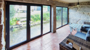 puerta de pvc gris acristalada