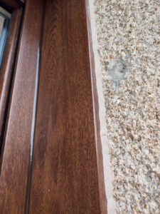 detalle de marco de pvc efecto madera