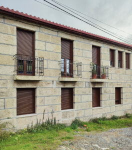 fachada con varias ventanas y balconeras de pvc marron