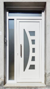 puerta de entrada de pvc blanco con cristales decorativos