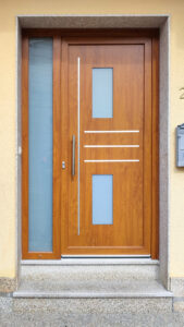 puerta de entrada de pvc imitación madera con cristales decorativos