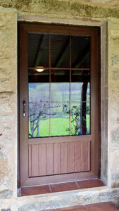 puerta de pvc con seccion acristalada