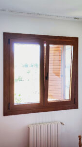 ventana oscilovatiente en pvc imitación madera