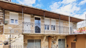 fachada de balconada con ventanas cambiadas