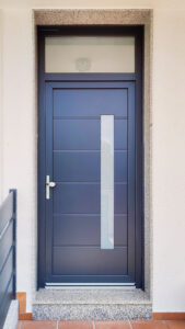 puerta de pvc gris con tragaluz superior